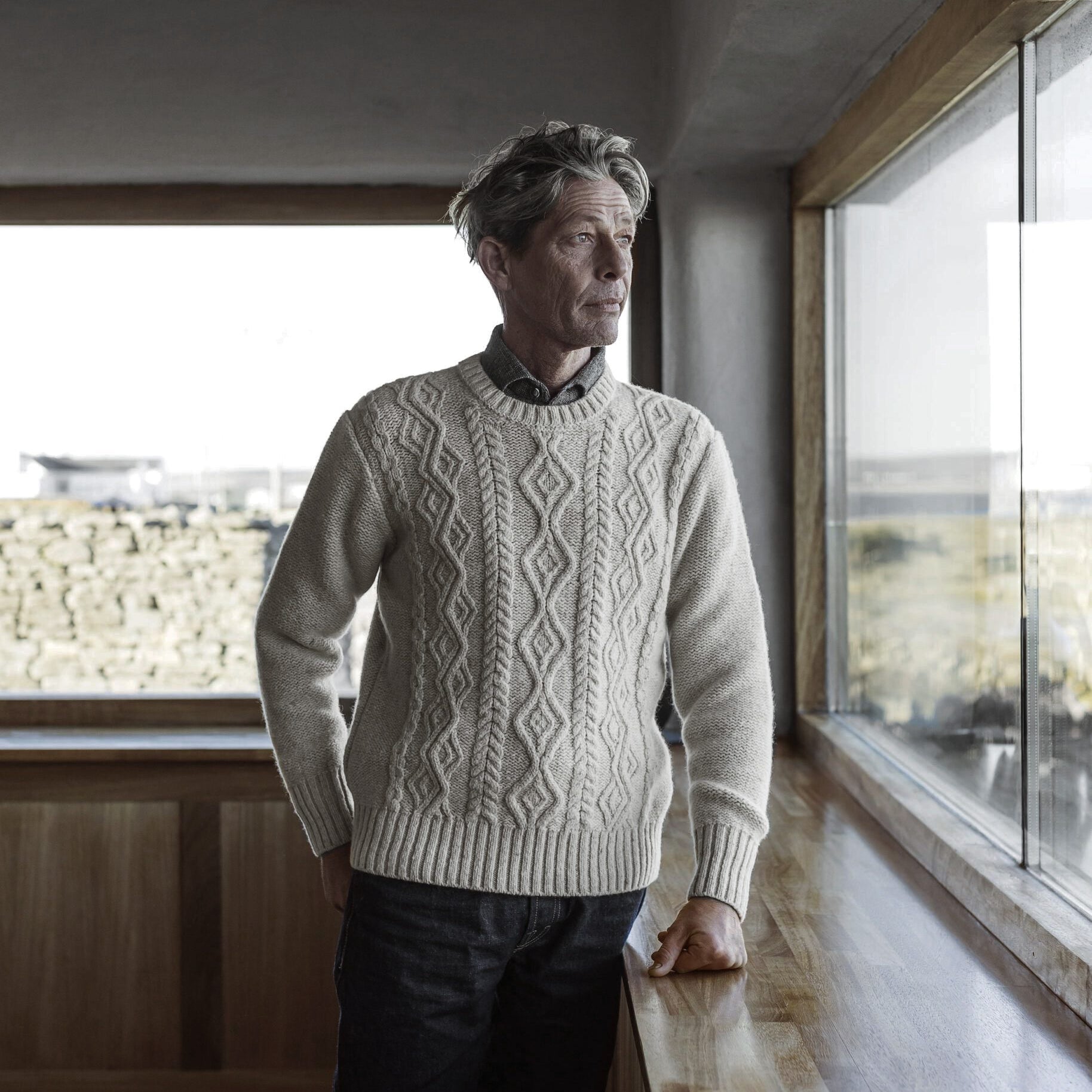 A1923_Inis_Meain_Cashmere_Aran_Sweater_Beige_Fleck_ 3x4_Model_1